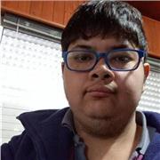 Chico que quiere ayudar a los mas pequeños con matematica